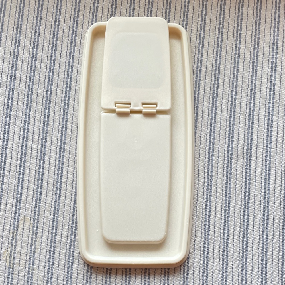 Rubbermaid 13 cup cereal storage plastic almond Lid w/ flip top opening Lid only
